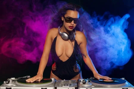DJs or Sex Appeal? Why Clubs are Going for Female DJs